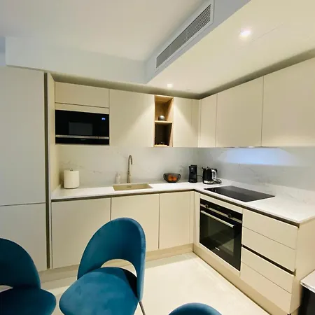 Mercury Luxury With Rooftop Pool Apartment *
